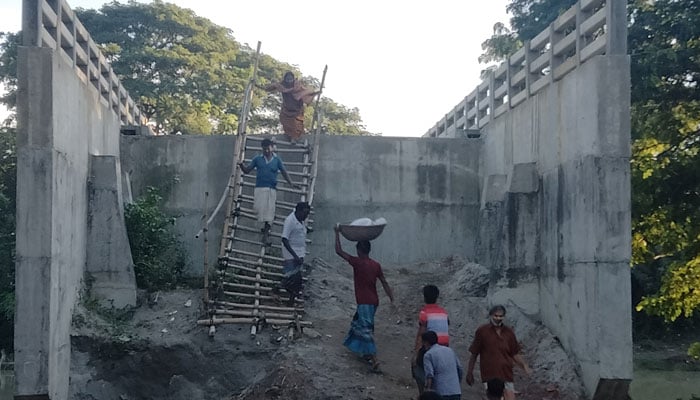 দুই বছরেও হয়নি সংযোগ সড়ক