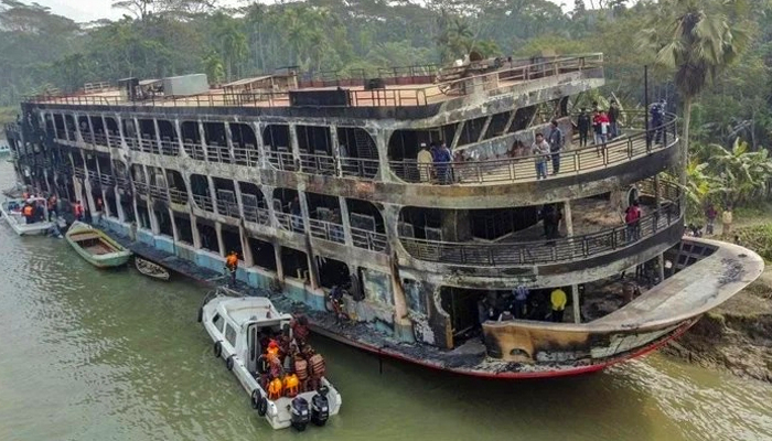 অভিযান-১০ ট্রাজেডি: নিহতের স্বজনদের ২১ লাখ টাকার চেক বিতরণ