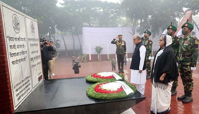 বুদ্ধিজীবী স্মৃতিসৌধে রাষ্ট্রপতি ও প্রধানমন্ত্রীর শ্রদ্ধা