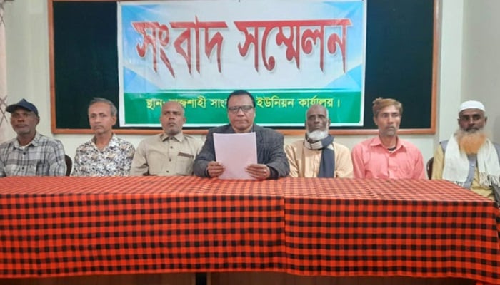 রাস্তায় ভূমিহীনদের ঘর নির্মাণের প্রতিবাদ কৃষকদের