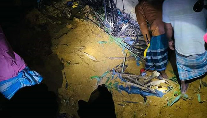 কক্সবাজারে পাহাড় ধসে একই পরিবারের ৪ জনের মৃত্যু