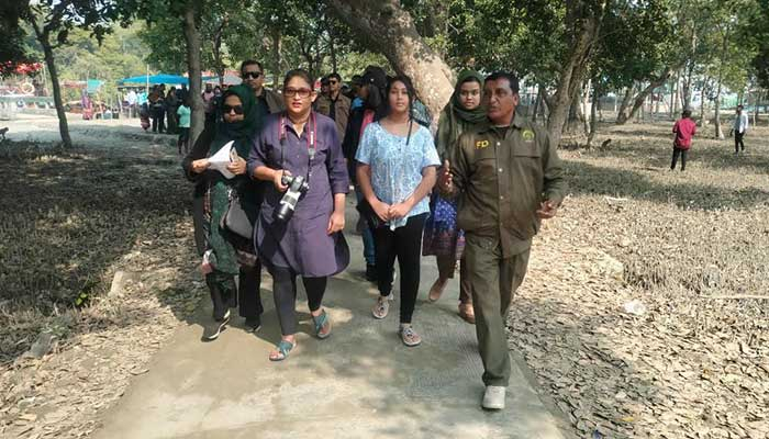 ছেলে-মেয়ে নিয়ে সুন্দরবন ঘুরলেন সায়মা ওয়াজেদ