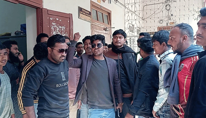আমন্ত্রণ না পেয়ে ছাত্রলীগের বিক্ষোভ, অধ্যক্ষের সঙ্গে বাকবিতণ্ডা