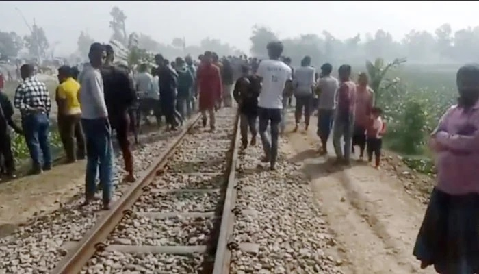 ট্রেনের নিচে মা-সন্তানের মৃত্যুতে বাবা গ্রেপ্তার