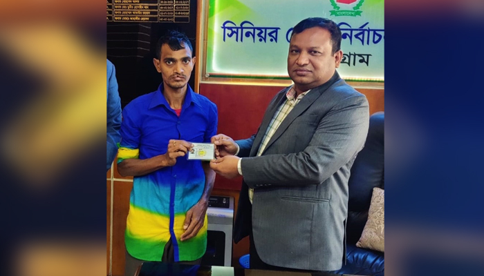 মায়ের চেয়ে 'বড়' সেই ছেলের এনআইডি সংশোধন, চাকরি ফিরে পাওয়ার আশা