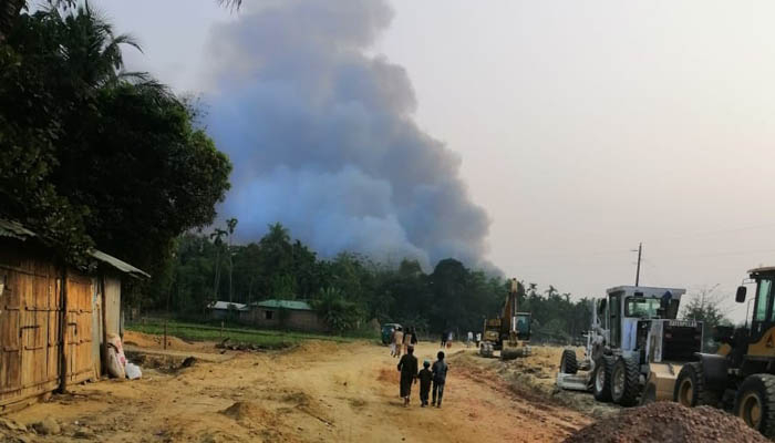 তুমব্রু সীমান্তে গোলাগুলি, আশ্রয়শিবিরে রোহিঙ্গা বসতিতে আগুন