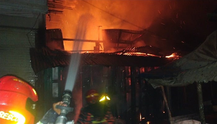 কলমাকান্দায় মধ্যরাতের আগুনে গোডাউনের মালামাল পুড়ে ছাই
