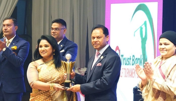 ট্রাস্ট ব্যাংক কাপ গলফ টুর্নামেন্টে বিজয়ীদের পুরস্কার বিতরণ
