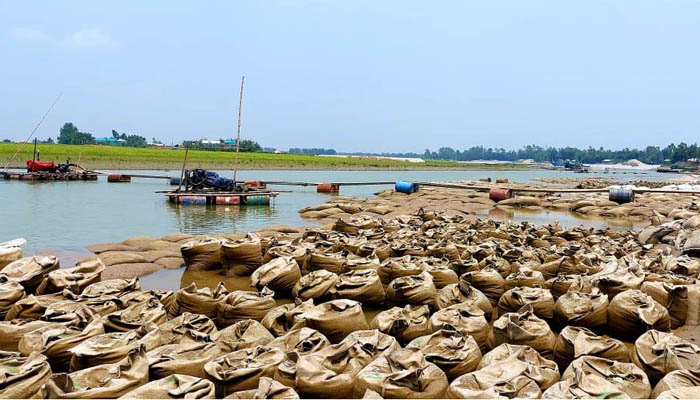 অবৈধ ড্রেজারে বালু উত্তোলনের মহোৎসব, হুমকিতে তীর সংরক্ষণ প্রকল্প