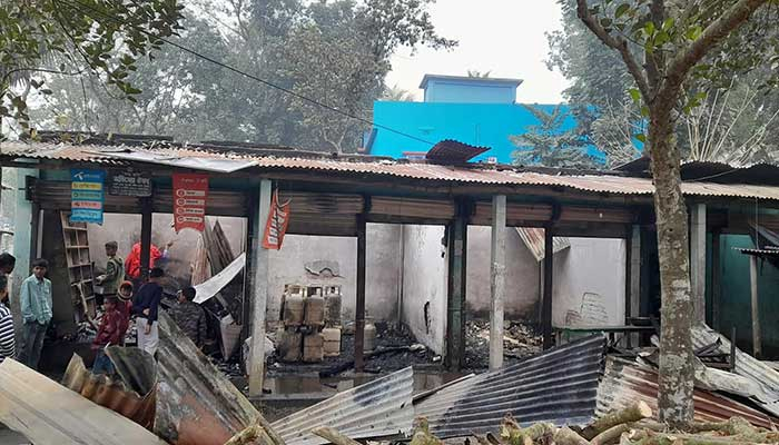গফরগাঁওয়ে মধ্য রাতে চার দোকান পুড়ে ছাই