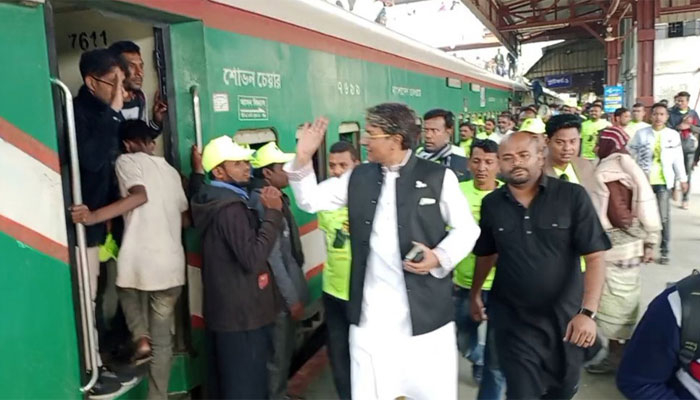 নাটোরের বদলে মাধনগর স্টেশন থেকে ছাড়ল বিশেষ ট্রেন