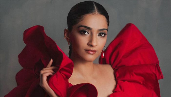 নিজের বিলাসবহুল ফ্ল্যাট বিক্রি করে দিলেন সোনম কাপুর
