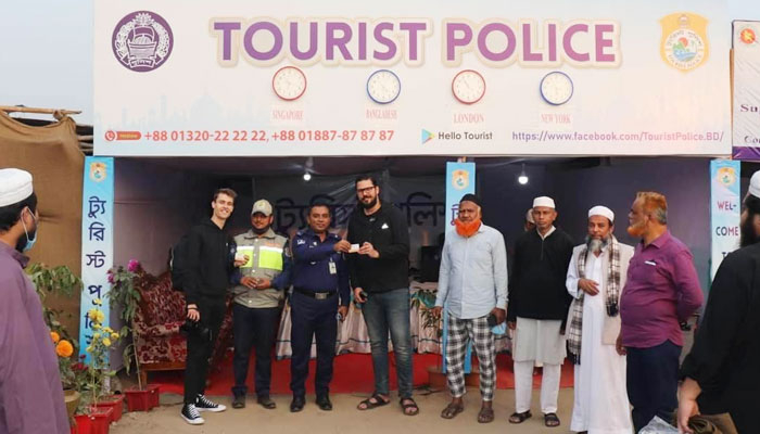 ইজতেমায় আসা বিদেশিদের কাছে দেশীয় ট্যুরিজমের প্রচারণা চালাচ্ছে পুলিশ