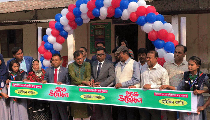 গোয়ালন্দে বয়ঃসন্ধিকালীন স্বাস্থ্য সুরক্ষায় হাইজিন কর্ণার উদ্বোধন