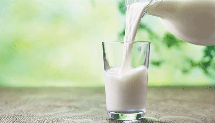 দুধ গরম খাবেন না ঠান্ডা? কীভাবে খেলে উপকার পাবেন