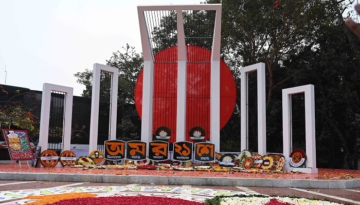 স্মৃতির মিনারে শ্রদ্ধার ফুল