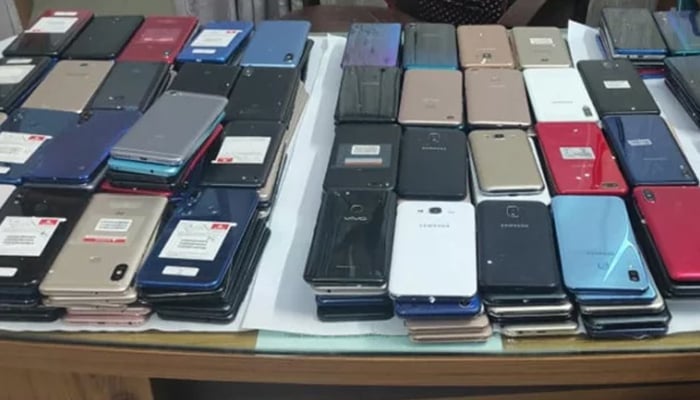 চোরাই পথে আসা ভারতীয় আইফোন শাওমী মোবাইলের চালান জব্দ