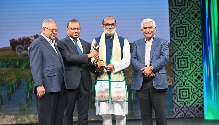 আজীবন সম্মাননা পেলেন মৎস্য ও প্রাণিসম্পদমন্ত্রী