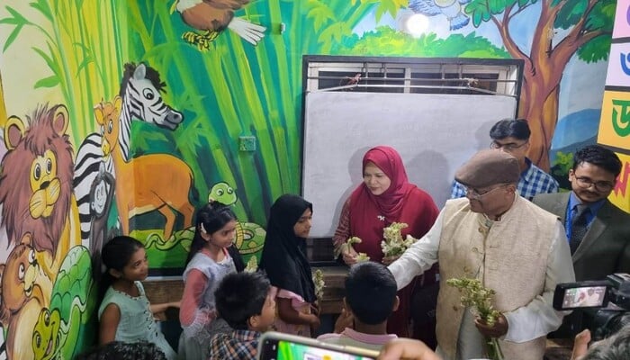 ভালোবাসা দিবসে পরিবারবঞ্চিত শিশুদের পাশে সস্ত্রীক তথ্যমন্ত্রী