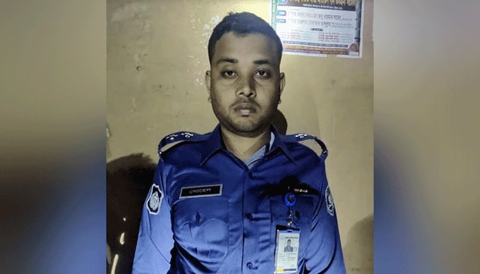 পুলিশের ইউনিফর্ম পরে পাত্রী দেখতে গিয়ে ধরা যুবক