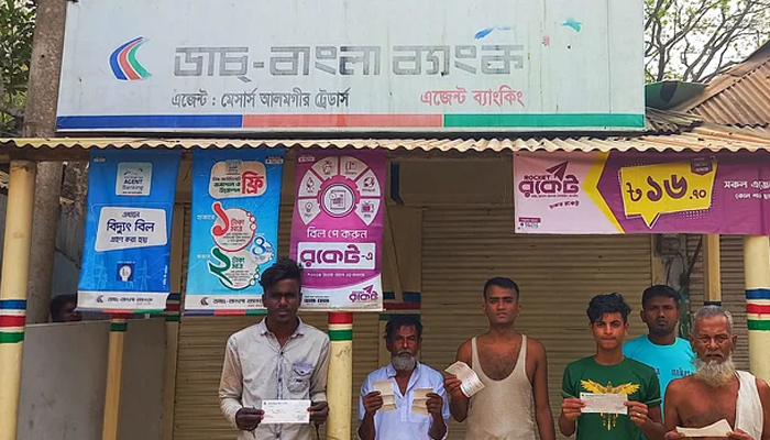 টাকা উদ্ধারে চেষ্টা চালাচ্ছেন ডাচ্-বাংলার কর্মকর্তারা