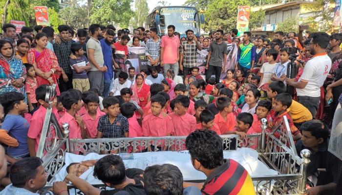 ঝিকরগাছায় স্কুলছাত্রীর মরদেহ নিয়ে মহাসড়কে বিক্ষোভ