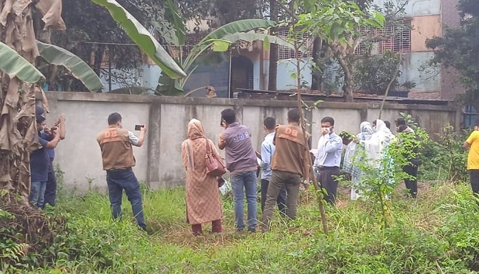 দাফনের ১১ দিন পর কবর থেকে তোলা হলো স্থপতি ইমতিয়াজের লাশ