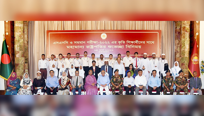 নীতি-আদর্শ থেকে বিচ্যুত হওয়া যাবে না: শিক্ষার্থীদের রাষ্ট্রপতি