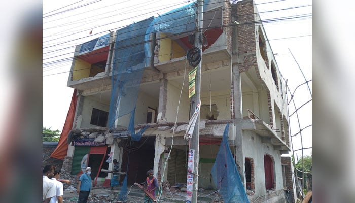 অন্যের জমিতে ৪ তলা ভবন, ভেঙে দিল কেডিএ