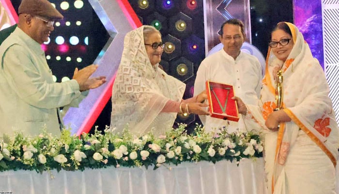 আজীবন সম্মাননা নিলেন ডলি জহুর, ইলিয়াস কাঞ্চনের পক্ষে তার ভাগ্নি