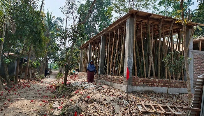 সালথায় সরকারি জায়গা দখল করে পাকা ঘর নির্মাণের অভিযোগ