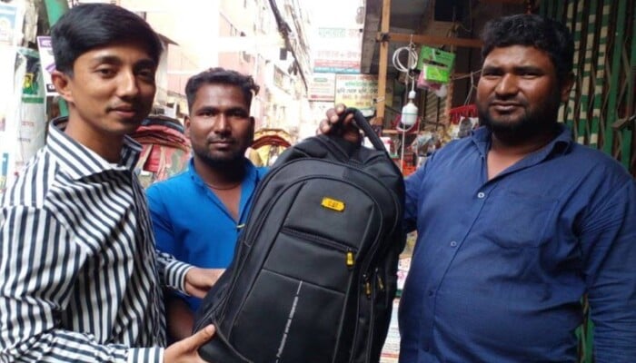 ট্রেনে পাওয়া ১ লাখ ৮০ হাজার টাকা ফেরত দিলেন সাংবাদিক