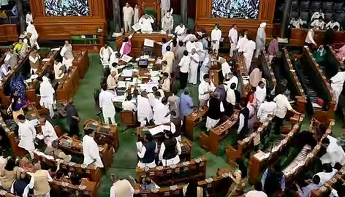 বাজেট অধিবেশনে কালো কাপড়ে সোনিয়া গান্ধীসহ বিরোধী নেতারা