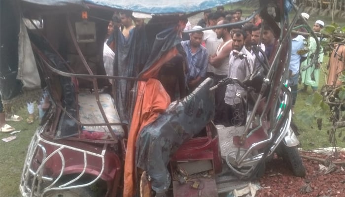 বাস-অটোরিকশা-মোটরসাইকেলের ত্রিমুখী সংঘর্ষ, নিহত ১