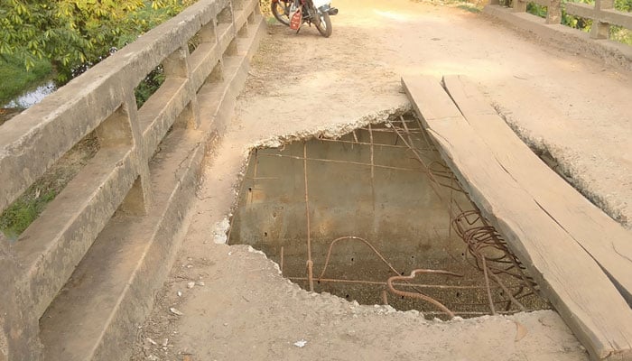 ঝুঁকি নিয়ে ভাঙা সেতু পার