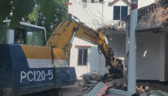 নবাবগঞ্জে অবৈধ স্থাপনা উচ্ছেদ