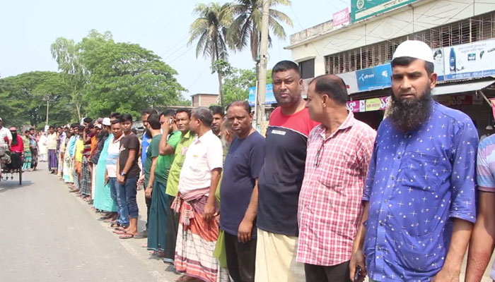 পাবনায় হাট ইজারাদারের চাঁদা দাবির প্রতিবাদে ধর্মঘট-মানববন্ধন