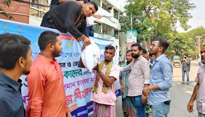 রাজধানীর ৭ হাজার ছিন্নমূল পরিবার পেল ঈদ উপহার
