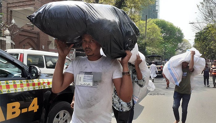 বঙ্গবাজারে আগুন: দোকানের মালামাল সরিয়ে নিচ্ছেন ব্যবসায়ীরা