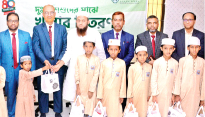 ইসলামী ব্যাংকের উদ্যোগে দুস্থ শিশুদের মাঝে খাবার বিতরণ