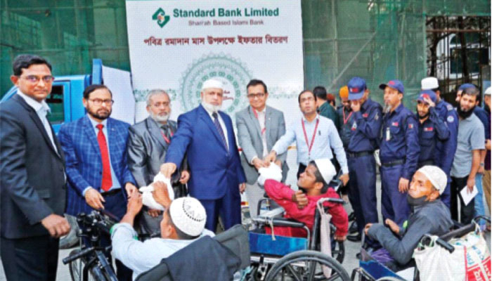 রোজাদারদের মাঝে স্ট্যান্ডার্ড ব্যাংকের ইফতারসামগ্রী বিতরণ