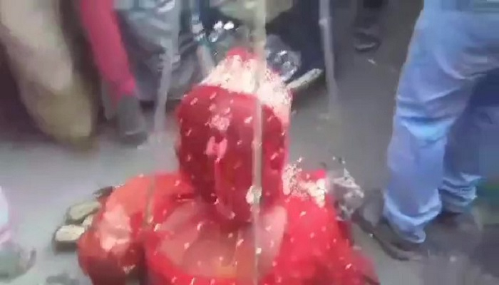 দাঁড়িপাল্লায় মেপে কনের ওজনের সমপরিমাণ কয়েন উপহার