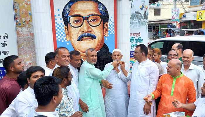 নতুন রাষ্ট্রপতি মো. সাহাবুদ্দিনের শপথে ঈশ্বরদীতে মিষ্টি বিতরণ