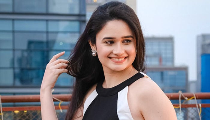 এবারের ঈদ সিনেমার ভাইবে কাটছে: ঐশী