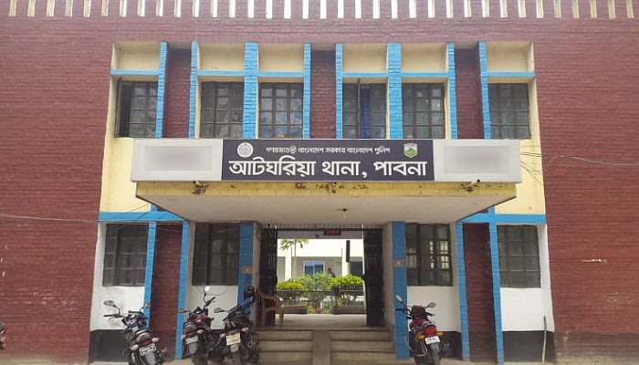 বাড়ির সিঁড়িতে পড়েছিল কৃষকের গলাকাটা মরদেহ