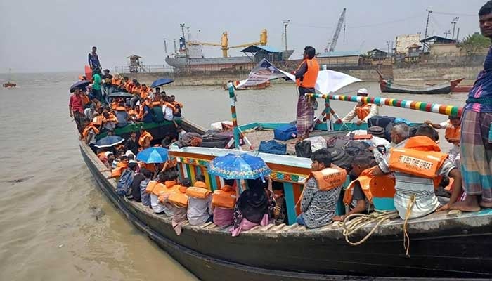 বিনা ভাড়ায় সন্দ্বীপের শিক্ষার্থীদের বাড়ি পাঠাচ্ছে ‘হিউম্যান ২৪’