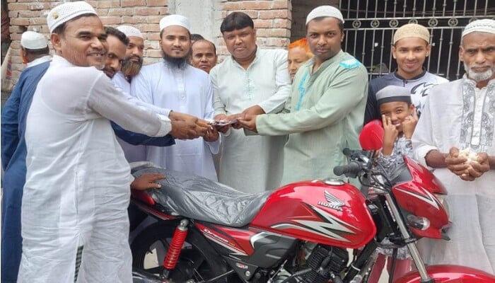 ইমামকে মুসল্লিদের মোটরসাইকেল উপহার