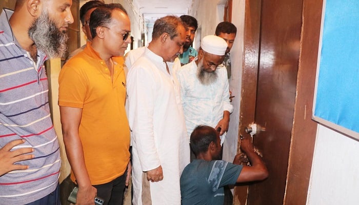 তালা ভেঙে কার্যালয়ে ঢুকলেন রাজশাহী বিএনপির নেতারা