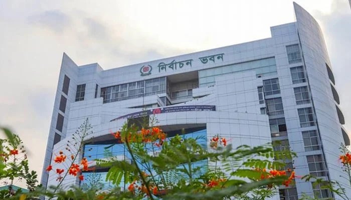 রিটার্নিং কর্মকর্তাদের বিশেষ মহলের প্রভাবমুক্ত থাকার নির্দেশ ইসির