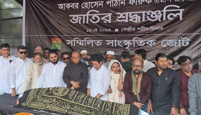 শহীদ মিনারে চিত্রনায়ক ফারুককে শ্রদ্ধা